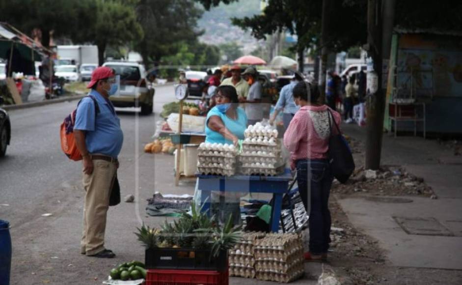 Vendedores del Mercado Zonal Belén se apostaron en las calles para ofrecer sus productos.