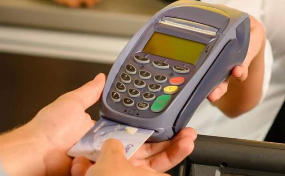 Ese aparato del que hablan, y cuyo uso todavía se mantiene, es un codificador llamado Skimmer, que cabe en la palma de la mano y hasta se puede comprar en tiendas en línea.