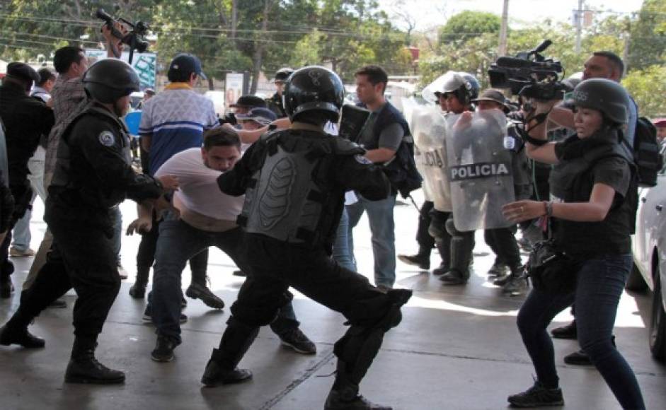 La Policía de Nicaragua utilizó la violencia este sábado contra opositores que intentaban manifestarse para pedir la liberación de cientos de 'presos políticos' y arrestó a más de 60 personas, incluidos personajes reconocidos, pero no evitó las protestas contra el presidente Daniel Ortega. Foto AFP.