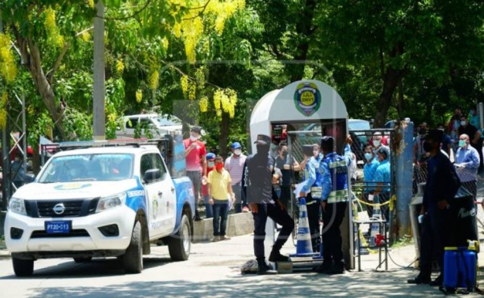 Los policías toman la temperatura a las personas que llegan a hacer trámites a la Dirección de Vialidad y Transporte