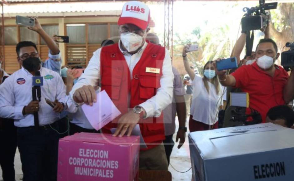 Los precandidatos a la presidencia de Honduras votando en elecciones primarias