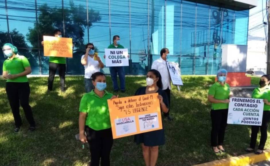 Cientos de médicos en diferentes hospitales privados y públicos del país salieron a las afueras de sus centros de trabajo para pedir mayor protección en la lucha contra el covid.