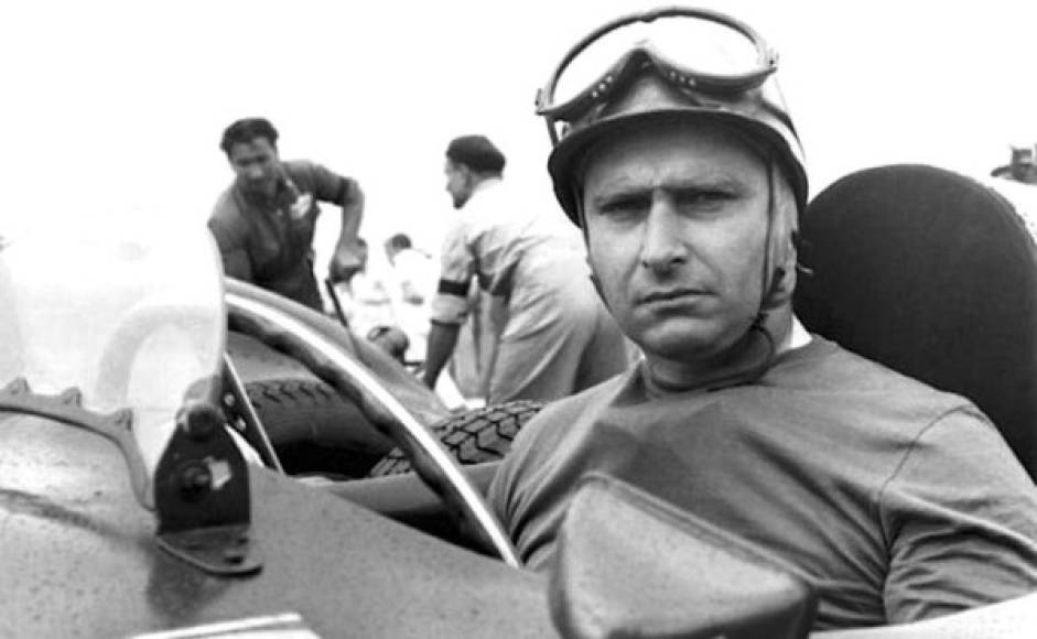 Juan Manuel Fangio<br/>La justicia argentina ordenó en 2015 la exhumación del cadáver del quíntuple campeón del mundo de Fórmula 1 en los años 1950, muerto en 1995.<br/><br/>La demanda había sido formulada por Óscar Espinoza, hijo de Andrea Berruet, compañera de Fangio durante dos décadas. Las pruebas confirmaron la filiación directa. <br/>Imagen tomada de:http://motorbit.com/juan-manuel-fangio-64