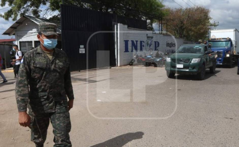 Miembros de las Fuerzas Armadas han custodiado el traslado de maletas electorales a la capital.