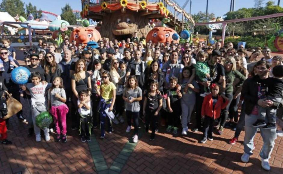 Los jugadores del Barcelona olvidaron el trabajo y todo lo que tiene que ver con el fútbol para centrarse a disfrutar con sus familiares por decisión de Luis Enrique, en el parque de diversiones, Port Aventura.