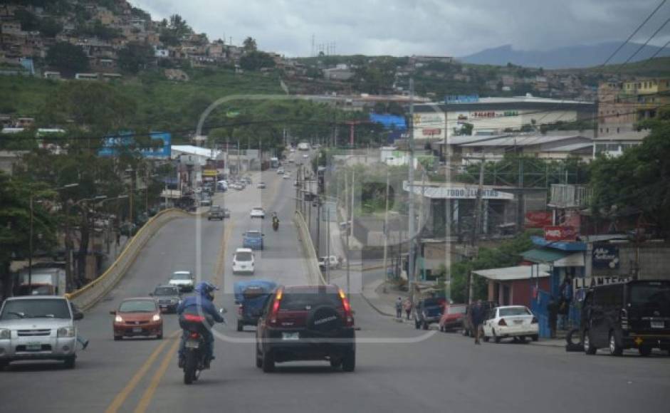 Calle que conduce hacia la salida al norte de Honduras.