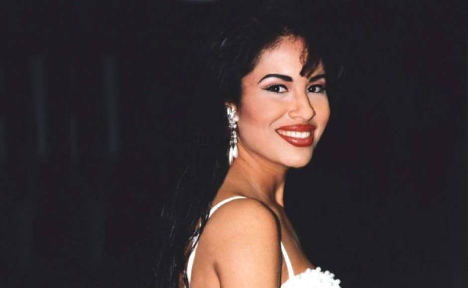Selena empezó a cantar porque le tenía envidia a su hermano AB Quintanilla, quien recibió un bajo como regalo de su padre. Selena después tomó un libro de canciones viejas y comenzó a cantar.