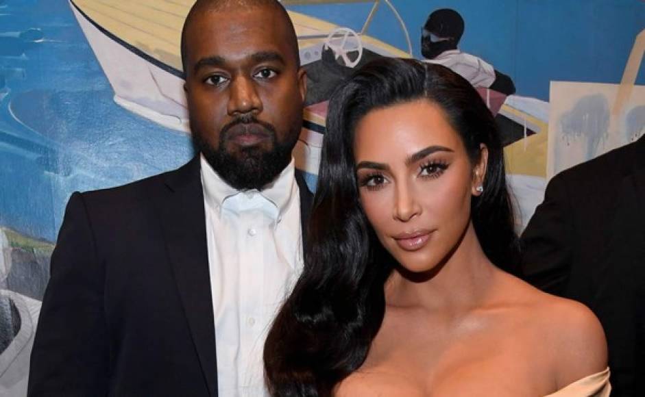 Después de un polémico inicio de campaña, Kanye arremetió contra su mujer, Kim Karadashian, con una extraña serie de publicaciones en Twitter.