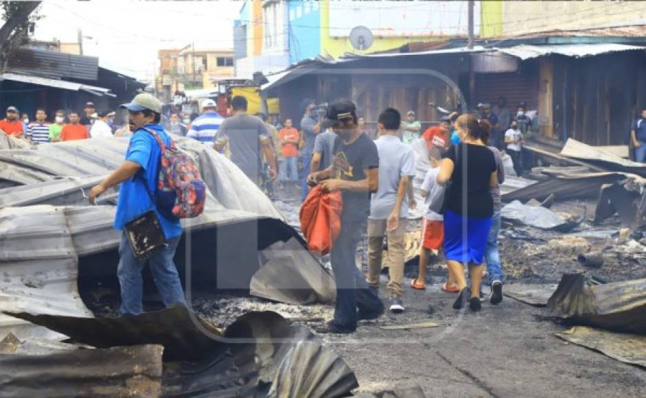 Había negocios de ropa usada, zapatos y comida.