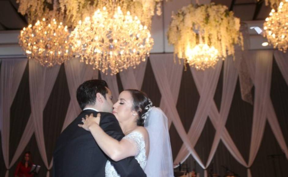 La pareja en el momento del vals.