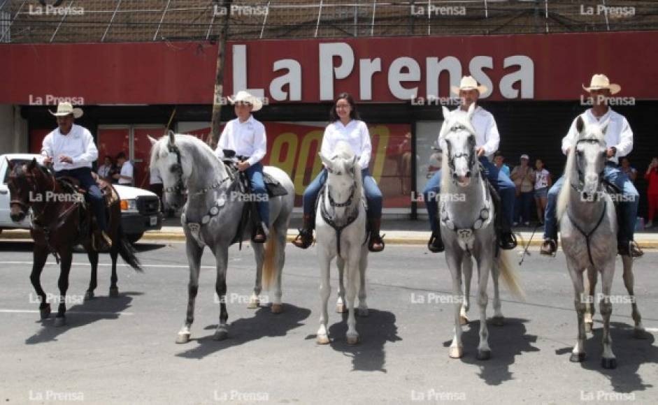 Los jinetes posaron frente al Diario Líder de Honduras.