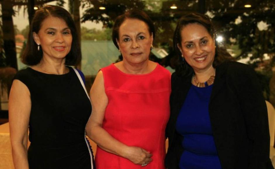 Rita Handal, Rosario Núñez y Sandra Lily Alvarado.