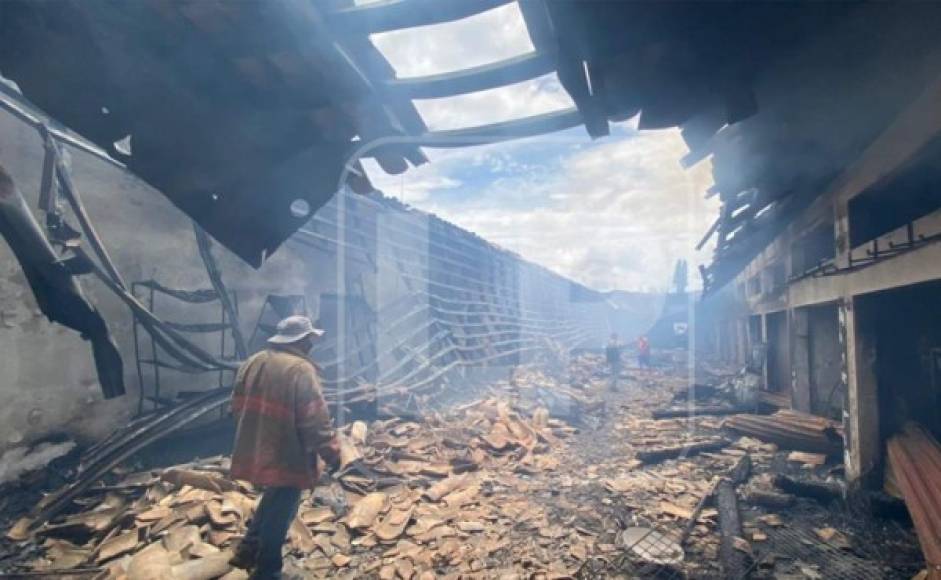 Incendio convirtió en cenizas más de 100 negocios del mercado municipal de Gracias
