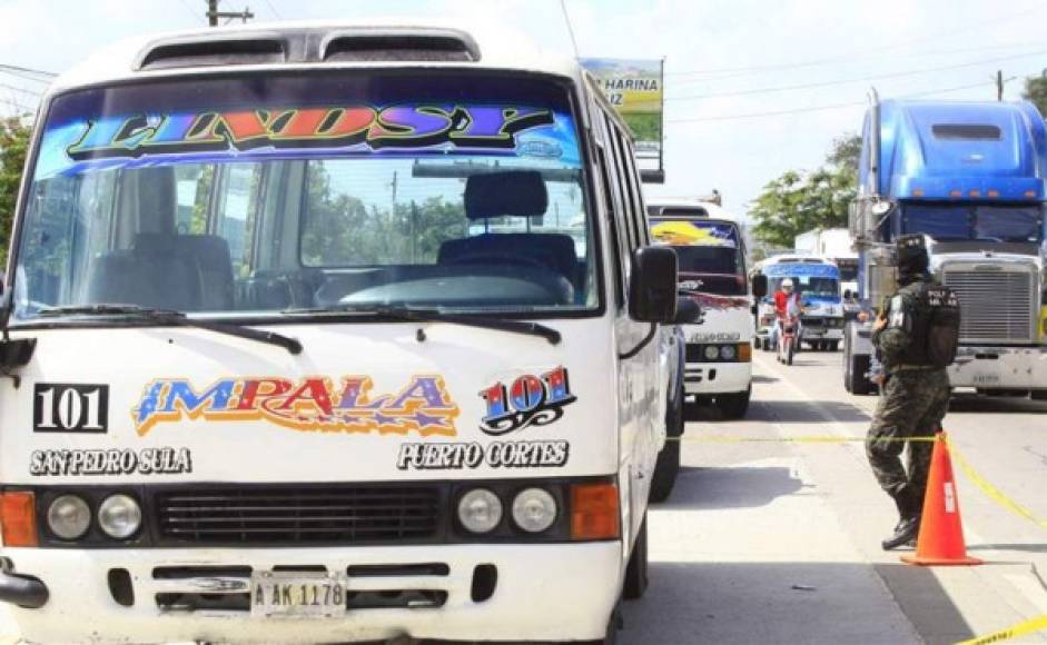 Dos empleados de transporte fueron acribillados frente a la colonia El Prado de Choloma. Sujetos a bordo de un vehículo interceptaron el bus en el que trabajaban para acribillarlos en presencia de decenas de pasajeros.