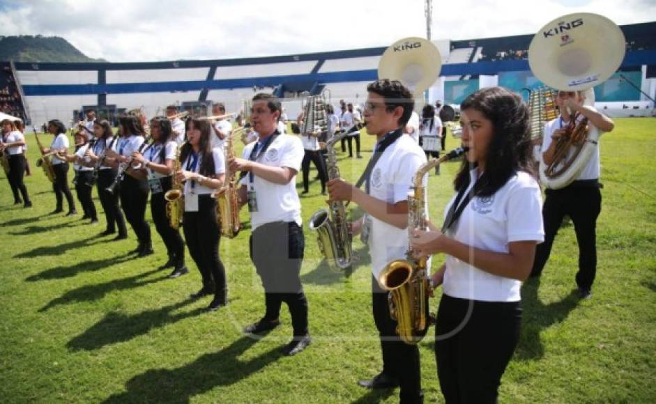 Bandas musicales amenizando el ambiente en el estadio Nacional.