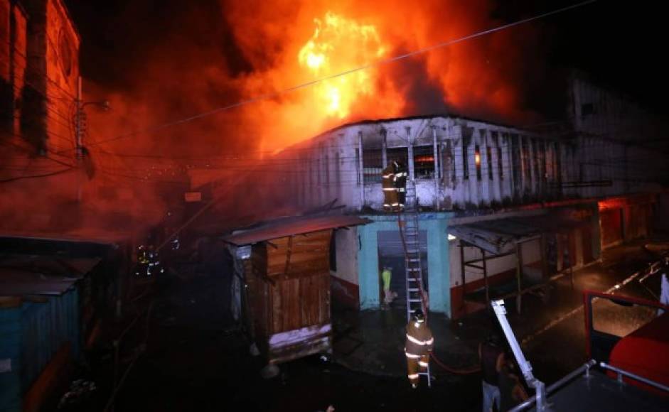 El incendio se registró en un edificio de dos plantas contiguo al Instituto Mixto Hibueras.