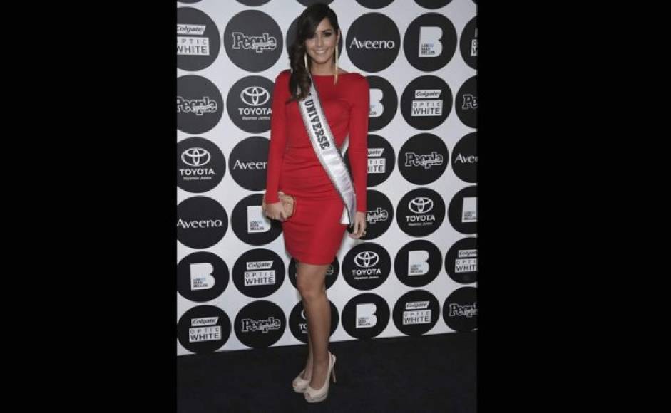 PAULINA VEGA. La Miss Universo 2014 arribó a nuestra fiesta con un vibrante vestido color rojo.