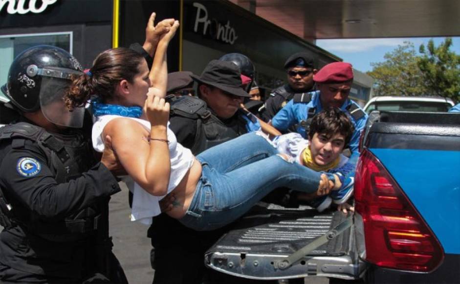 <br/>Agentes de la policía antidisturbios de Nicaragua arrestan a manifestantes ante una manifestación de grupos de oposición para exigir al gobierno la liberación de los arrestados por participar en protestas antigubernamentales en los alrededores de la rotonda de Centroamérica en Managua. Foto AFP.