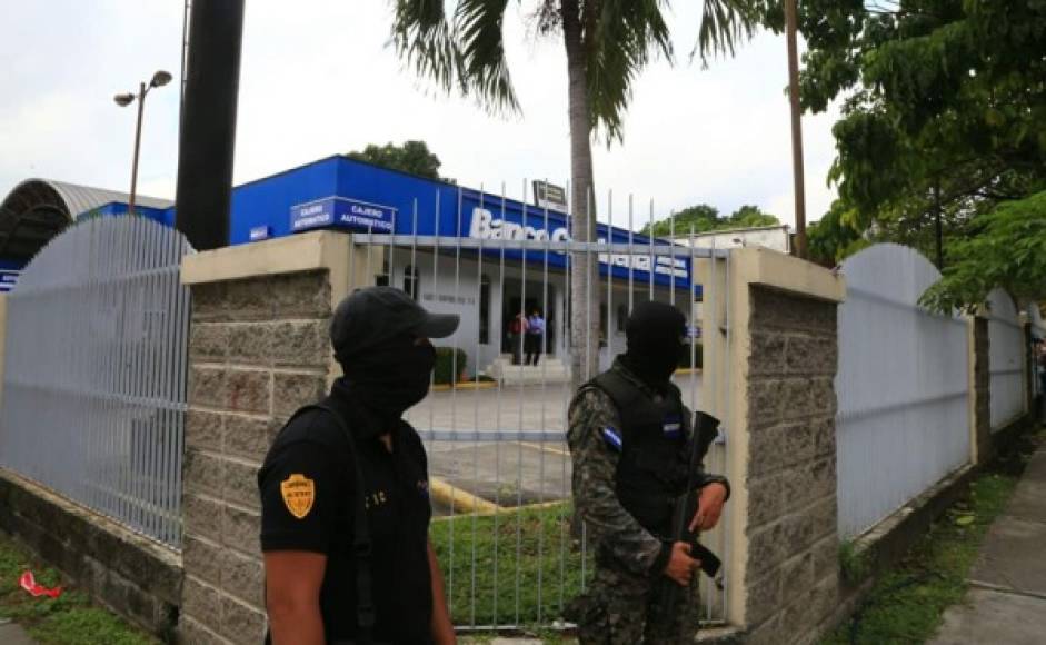 Miembros de la Agencia Técnica de Investigación Criminal (Atic) y de la Dirección de Lucha Contra el Narcotráfico (DLCN) durante el aseguramiento de la agencia bancaria de los Rosenthal en el bulevar Morazán en San Pedro Sula.