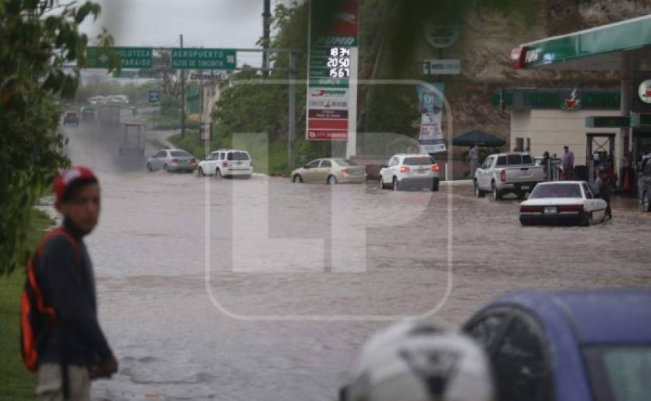 Este sector del Anillo Periférico siempre sufre cuando caen fuertes lluvias en la capital hondureña.