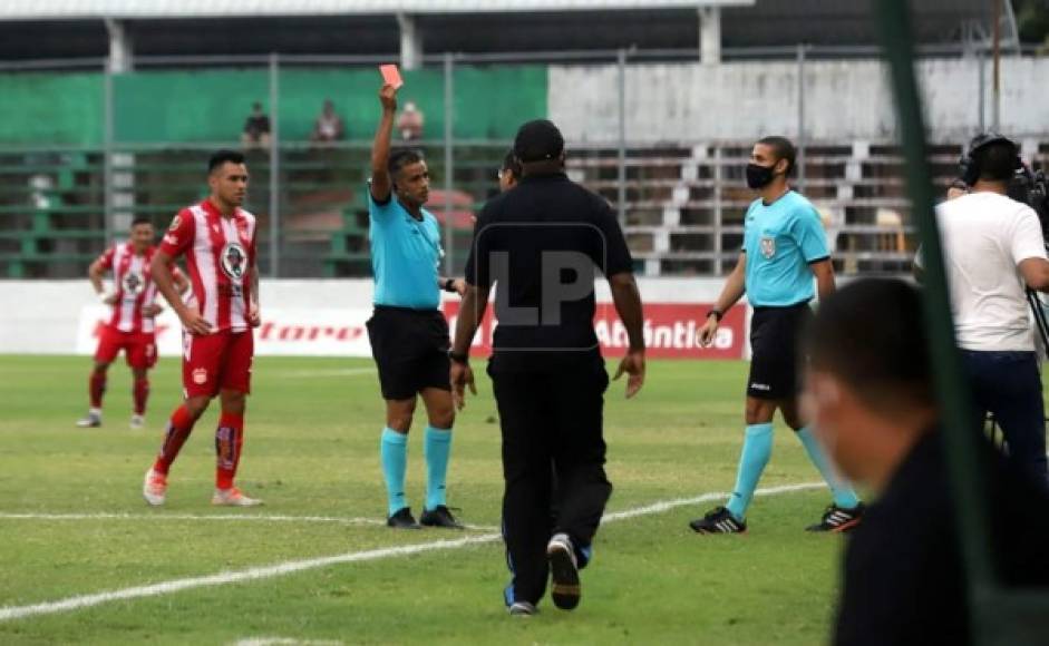 Nerlin Membreño fue expulsado por el árbitro Orlando Hernández en el partido contra Platense.