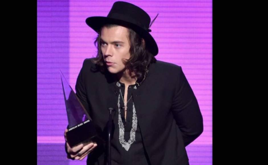 Harry Styles de One Direction recibe el segundo premio de la banda.