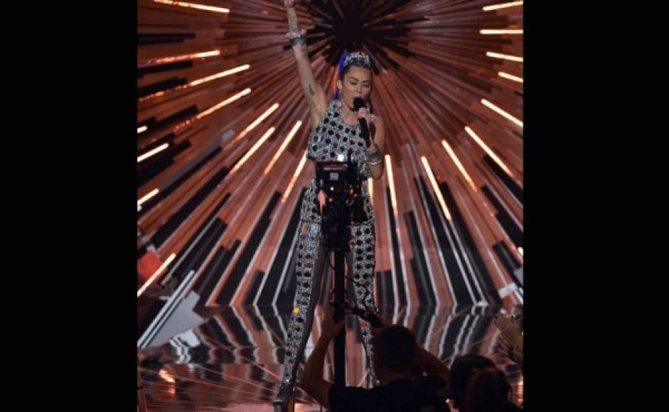 Un total look de Prada repleto de espejos al más puro estilo 'bola de discoteca' fue el siguiente outfit que sacó al escenario para presentar unos de los premios.
