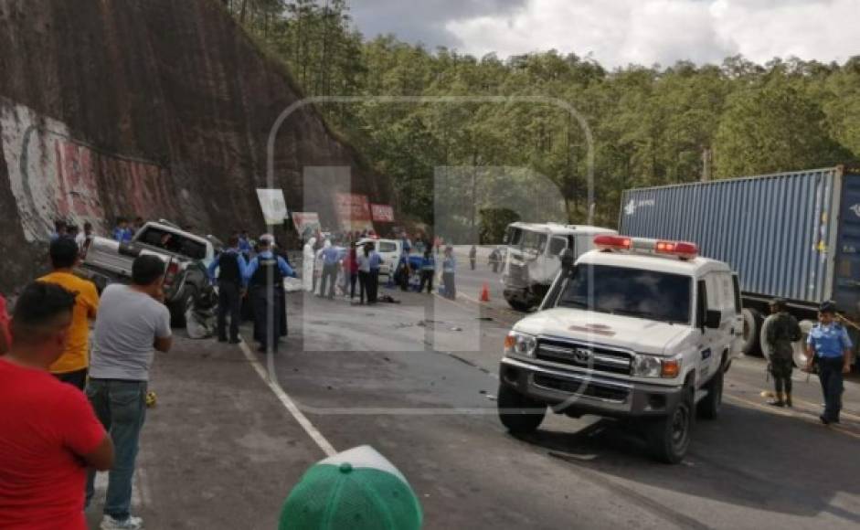 Al lugar llegaron ambulancias de la Cruz Roja y de Covi Honduras, lastimosamente el subcomisionado Aguilera Mendoza y su familia murieron en el lugar.