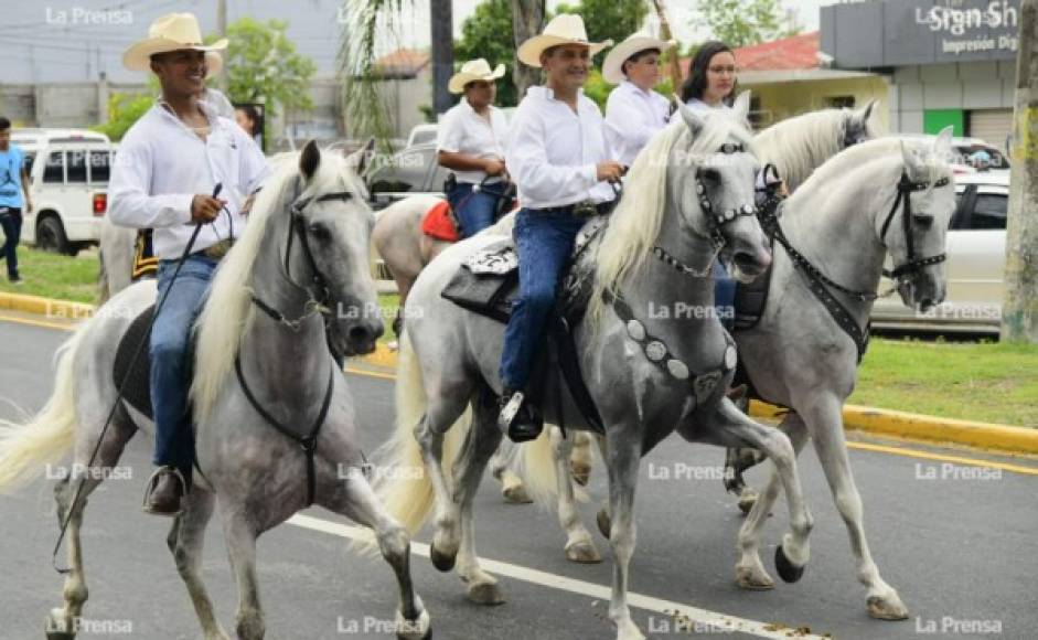 El desfile fue integrado por varios clubes hípicos del valle de Sula, Choloma, Copán, Colón y Santa Bárbara, entre otros departamentos del país.