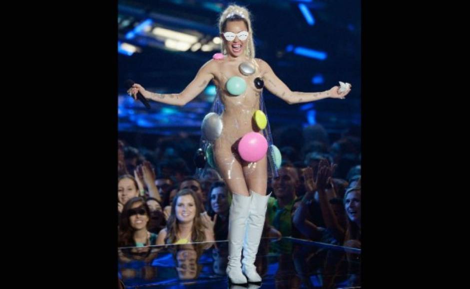 Miley Cyrus se lució en su rol de host de los MTV Video Music Awards 2015, y nosotros amamos cada segundo de su presentación. Los atuendos, su disputa en vivo y directo con Nicki Minaj…