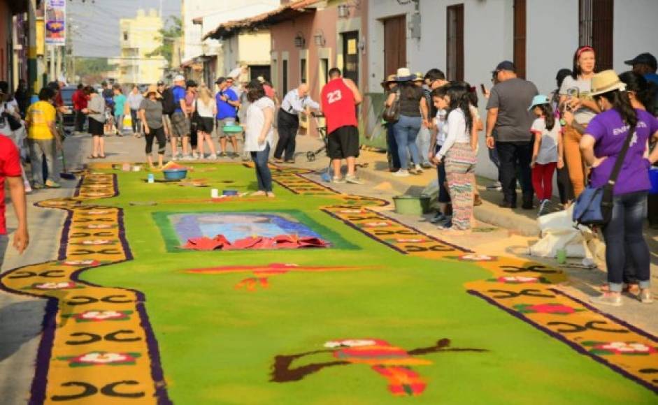 Todos los años es una tradición mostrar las alfombras en puntos coloniales como Comayagua.