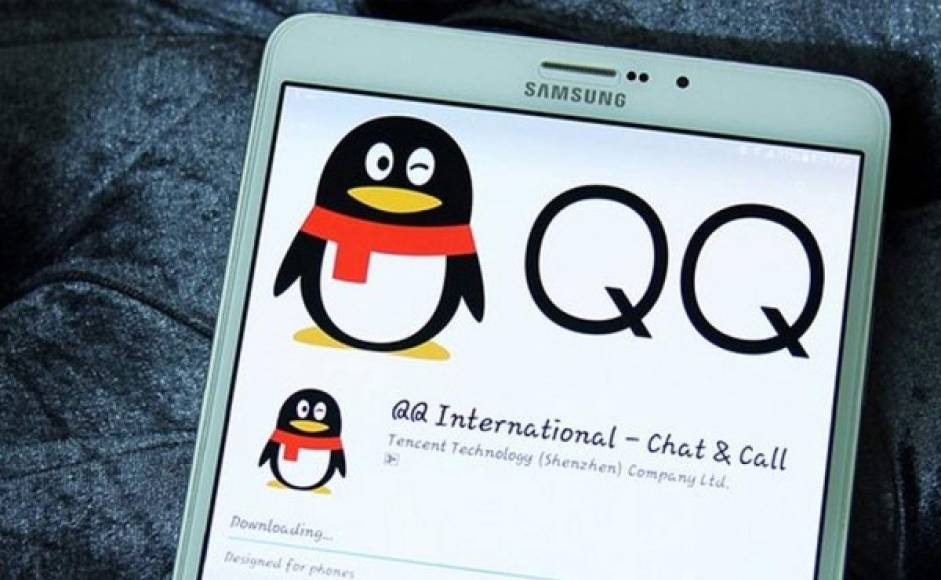 - QQ, más que el MSN chino -<br/><br/>Al igual que WeChat, QQ pertenece al gigante Tencent. Lanzada en 1999, esta aplicación fue el primer correo electrónico de éxito en el país. El programa se basaba en gran medida en MSN Messenger del estadounidense Microsoft. QQ es, de alguna manera, el ancestro de WeChat, desarrollado posteriormente específicamente para teléfonos inteligentes.<br/><br/>QQ, que dispone también de un servicio de correo electrónico, se adaptó desde entonces a la era del móvil (videoconferencias, plataforma de pago QQ Wallet). La aplicación sigue siendo popular en China en el ámbito profesional y reivindica más de 768 millones de usuarios activos, en su mayoría chinos.