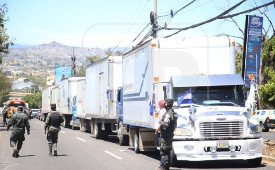 Camiones trasladando las maletas electorales hasta las bodegas del Infop en Tegucigalpa.