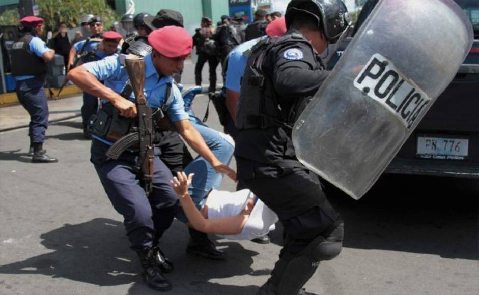 <br/>Agentes de la policía antidisturbios de Nicaragua detienen a un manifestante ante una manifestación de grupos de oposición para exigir al gobierno la liberación de los arrestados por participar en protestas antigubernamentales en los alrededores de la rotonda de Centroamérica en Managua. Foto AFP.