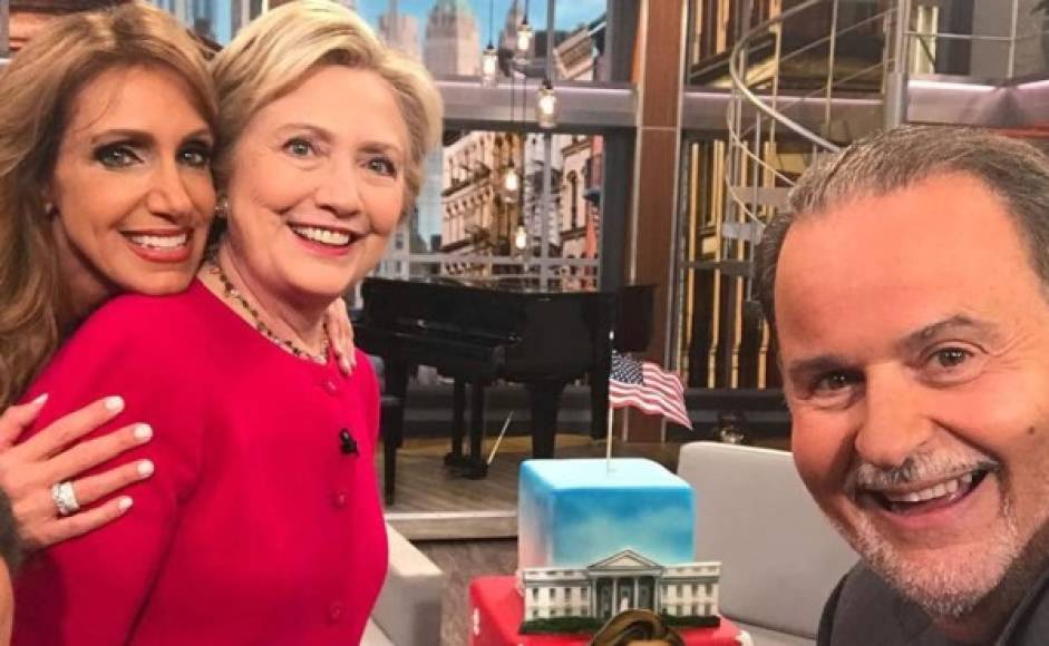 El selfie de Hillary Clinton con Lili Estefan y Raúl de Molina.