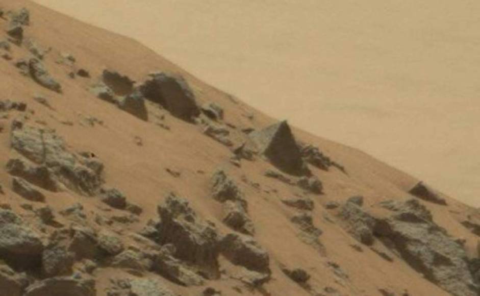 Las imágenes de una supuesta pirámide en Marte fueron tomadas por el Curiosity el 7 de mayo de 2015, generando polémica en la red tras su divulgación por la NASA. Muchos afirman que existió una civilización alienígena en el planeta rojo.<br/>