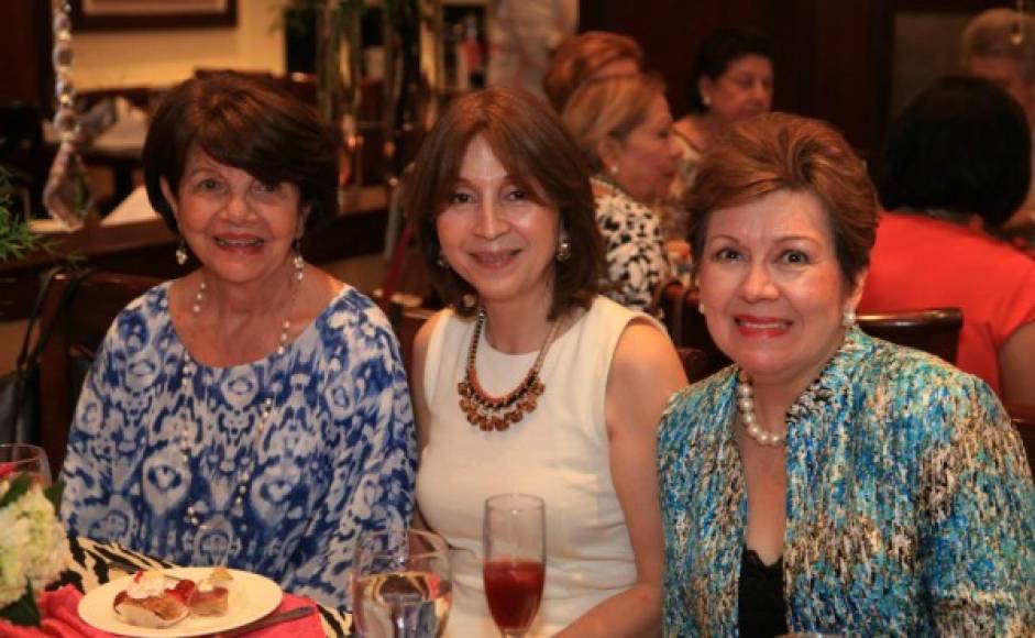 Suyapa Kattán, Ana Lourdes y Dilia Arias.