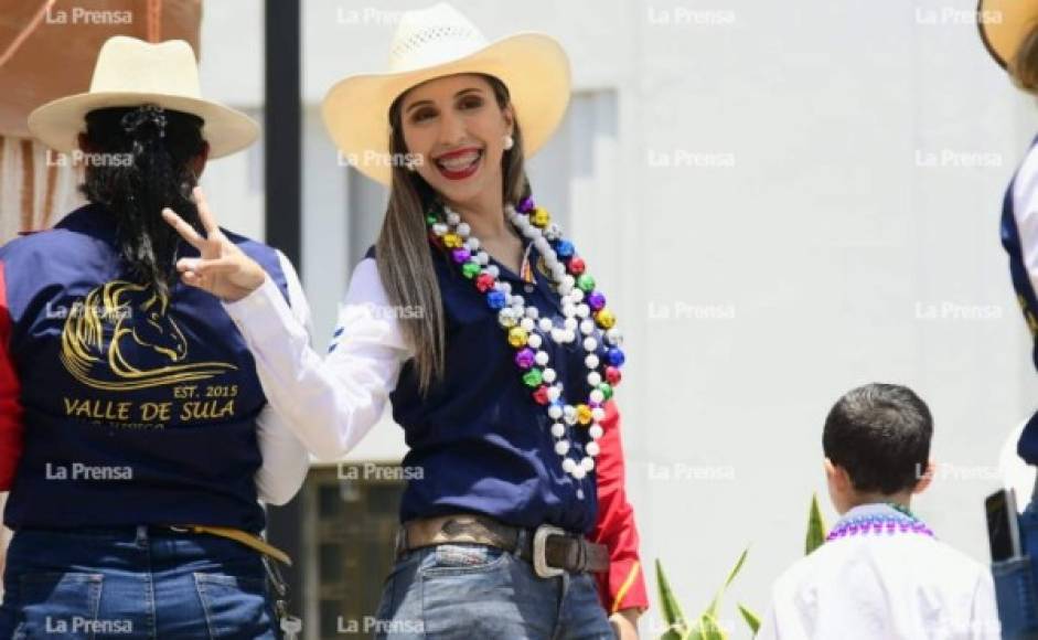La belleza de la mujer hondureña también dijo presente en el desfile hípico de la Asociación de Ganaderos y Agricultores Sula (AGAS).