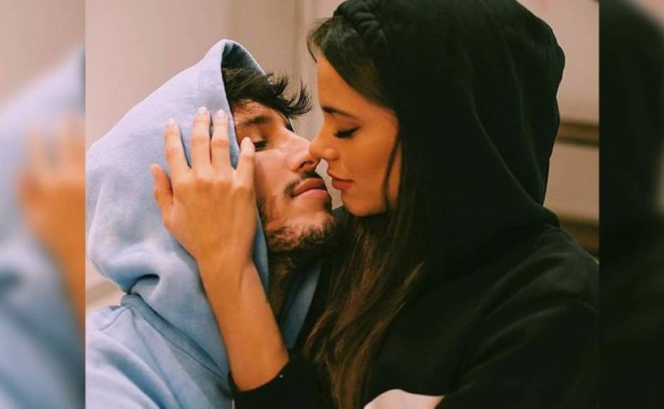 Después de meses de rumores sobre su relación sentimental, la pareja de cantantes al fin hizo oficial su romance dedicándose frases de amor en sus redes sociales.