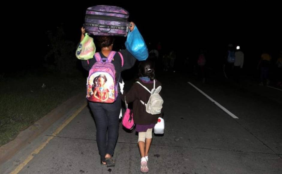 El grupo se concentró desde primeras horas del martes en la terminal de autobuses con la idea de salir en caravana, aunque en principio no tenían claro si irían por Agua Caliente o por Corinto, otro punto fronterizo con Guatemala.