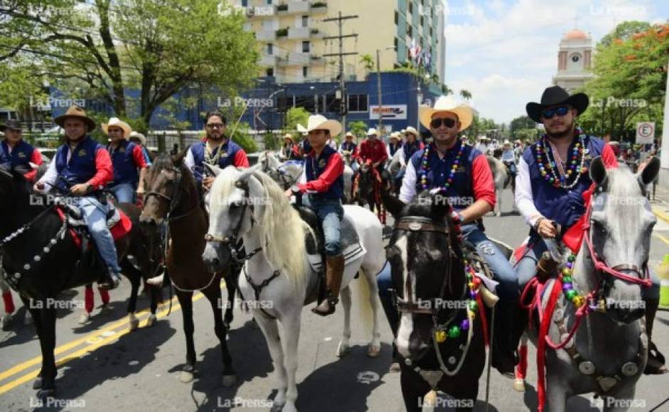 Este grupo de jinetes posó con sus caballos para las cámaras de diario LA PRENSA.