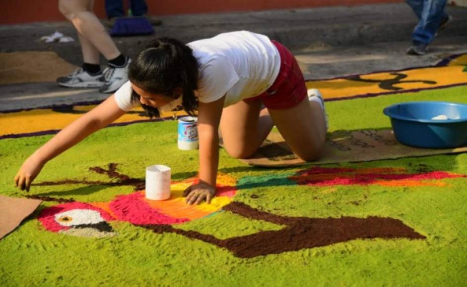 Decenas de familias trabajan todos los años en la preparación de las alfombras.