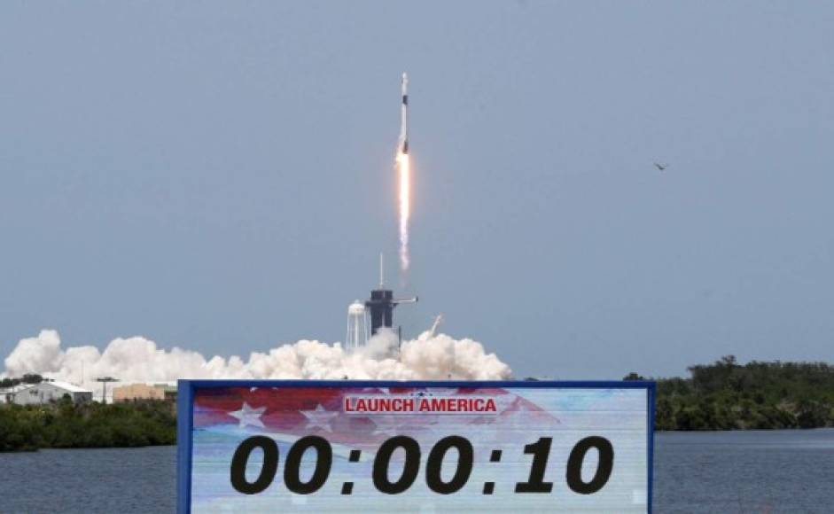 Un cohete Falcon 9 de la compañía aeronáutica SpaceX con una nave en la que viajan dos astronautas de la NASA despegó este sábado desde Cabo Cañaveral (Florida).