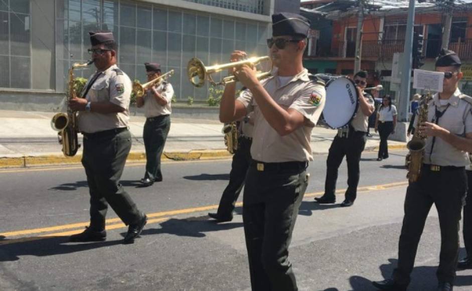 La banda de guerra del Liceo Militar del Norte mostró su patriotismo y excelencia durante su presentación.