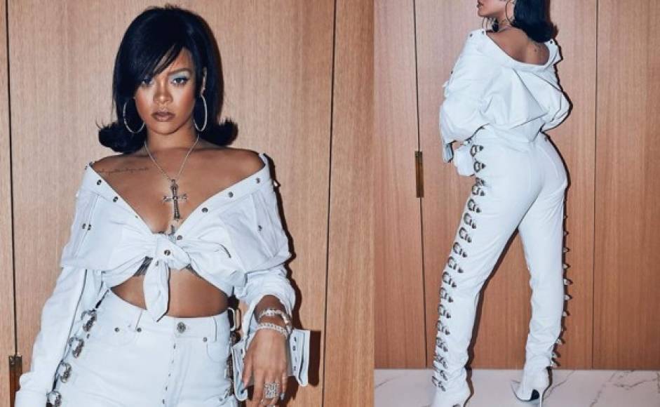 Rihanna optó por vaqueros y un top blanco; un atuendo bastante cargado de botones y hebillas.
