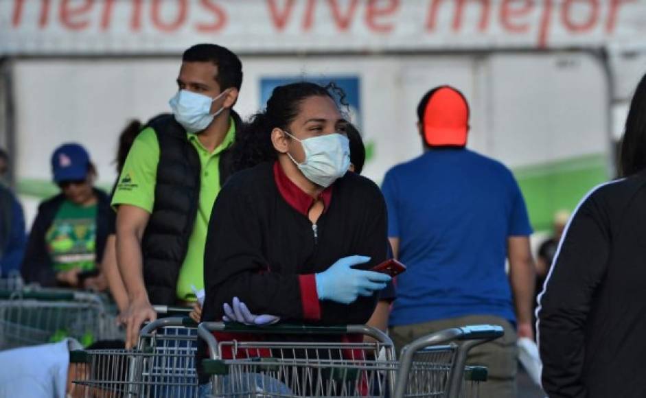 Varias de las mujeres que llegaron a supermercados utilizaron mascarillas y guantes para protegerse en los espacios públicos.