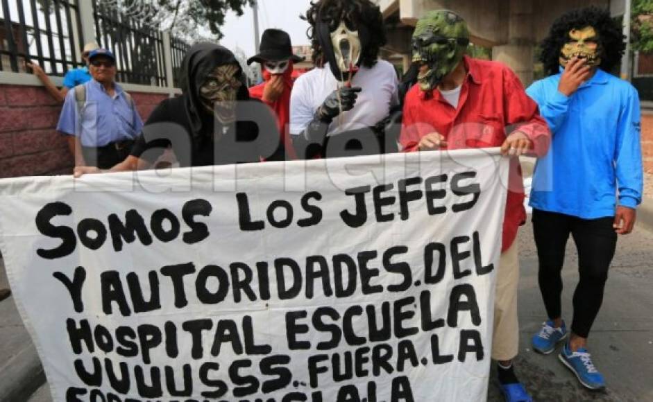 En Tegucigalpa, algunos trabajadores decidieron cubrirse el rostro con estas curiosas máscaras.