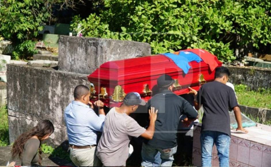 Los cuerpos de Juan Carlos Tinoco Núñez, su hermano Edwin Isaac Tinoco y su sobrino Jacob Steven Torres fueron enterrados este sábado en el cementerio general de Puerto Cortés. <br/><br/>