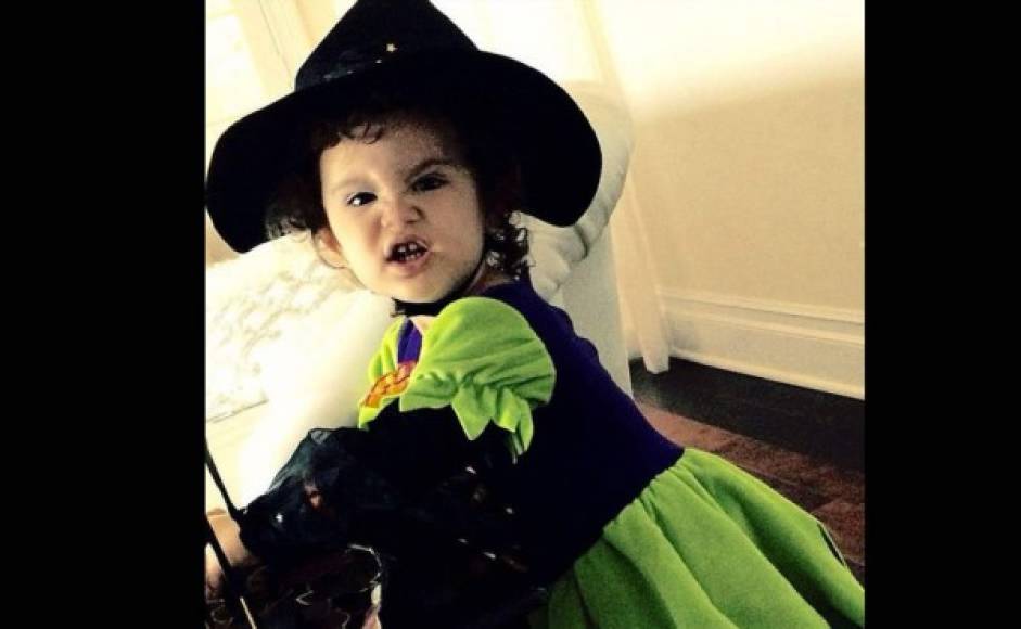 Angélica Vale. 'Mi brujita. Happy Halloween', expresó Angélica Vale al compartir esta foto de su linda hijita.