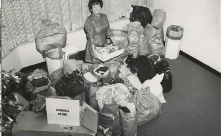 Phyllis Gilbert clasifica las donaciones de otros empleados de Blue Cross y Blue Shield para las víctimas del huracán Fifí en Honduras. Foto en el sitio web de la Universidad de La Florida